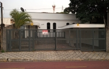 Casa com duas salas, estar e Tv, 03 dormitórios, sendo uma suíte, armários na suíte, cozinha com armários, banheiro social, um comodo nos fundos, lavanderia, localização excelente para residencia ou comercial. - 12874