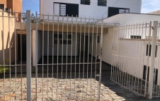 Casa com 04 dormitórios, sendo duas suítes, sala de jantar, estar, lareira, piscina, cozinha, lavanderia, garagem coberta para 02 carros, excelente vista para Serra, ótima localização em Quiririm. - 1283